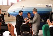 Governor Ishihara exchanging commemorative gifts with IAe officials (right)