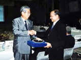 石原知事とモハンティ氏（HAL）