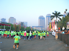Scenes immediately after the start of the race. Runners in the general section of the race wear its official green T-shirts.
