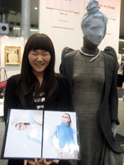 受賞作品を前に笑顔の明さん