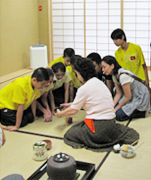 お茶の体験授業の様子